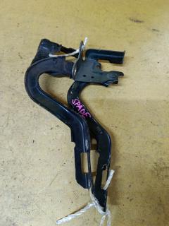 Крепление капота на Toyota Spade NSP141