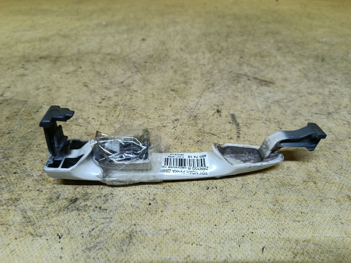 Ручка двери на Toyota Noah ZRR70G Фото 1