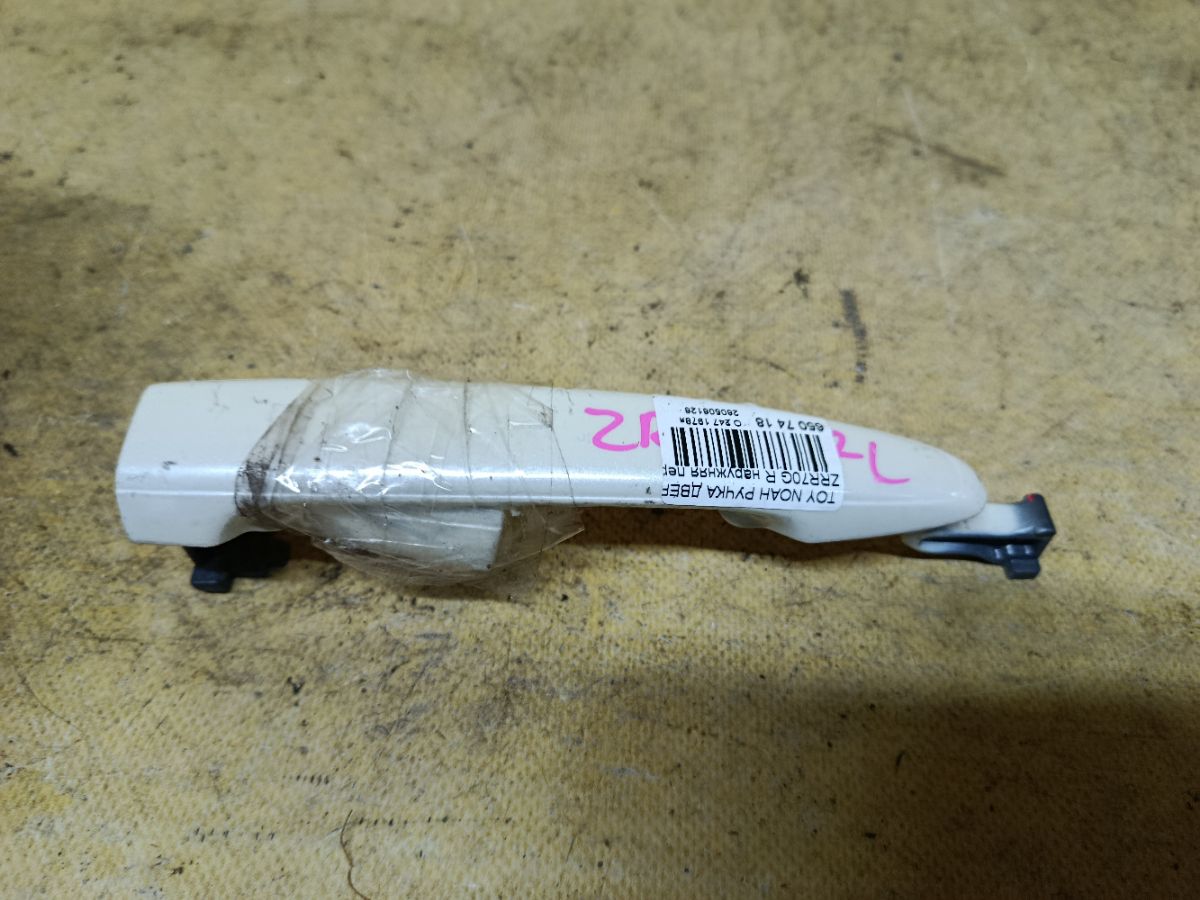 Ручка двери на Toyota Noah ZRR70G Фото 2