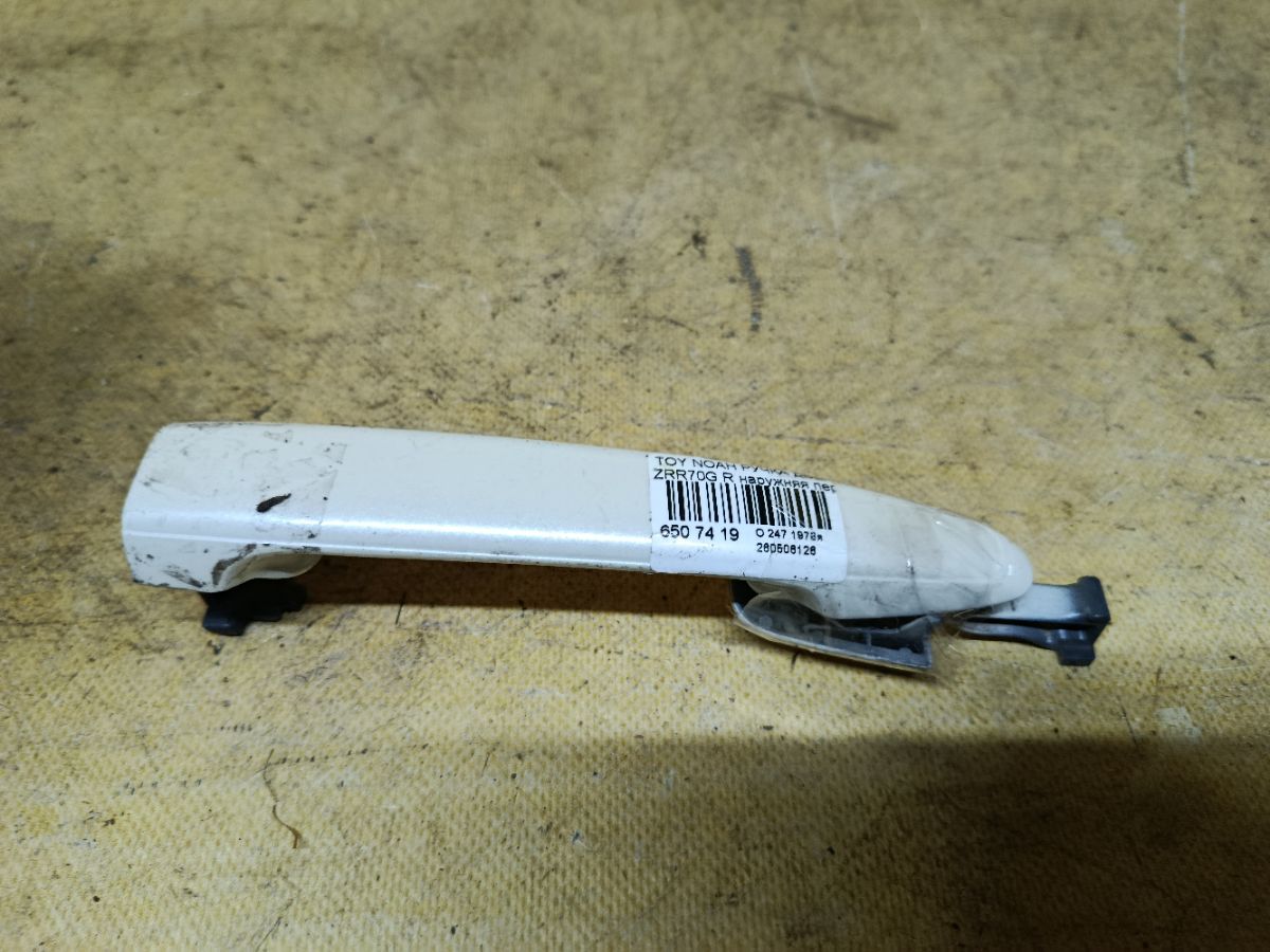 Ручка двери на Toyota Noah ZRR70G Фото 2