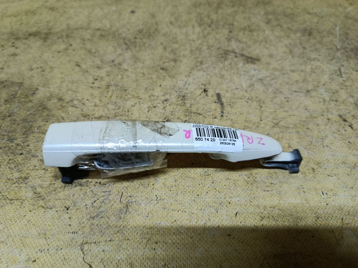 Ручка двери на Toyota Noah ZRR70G Фото 1