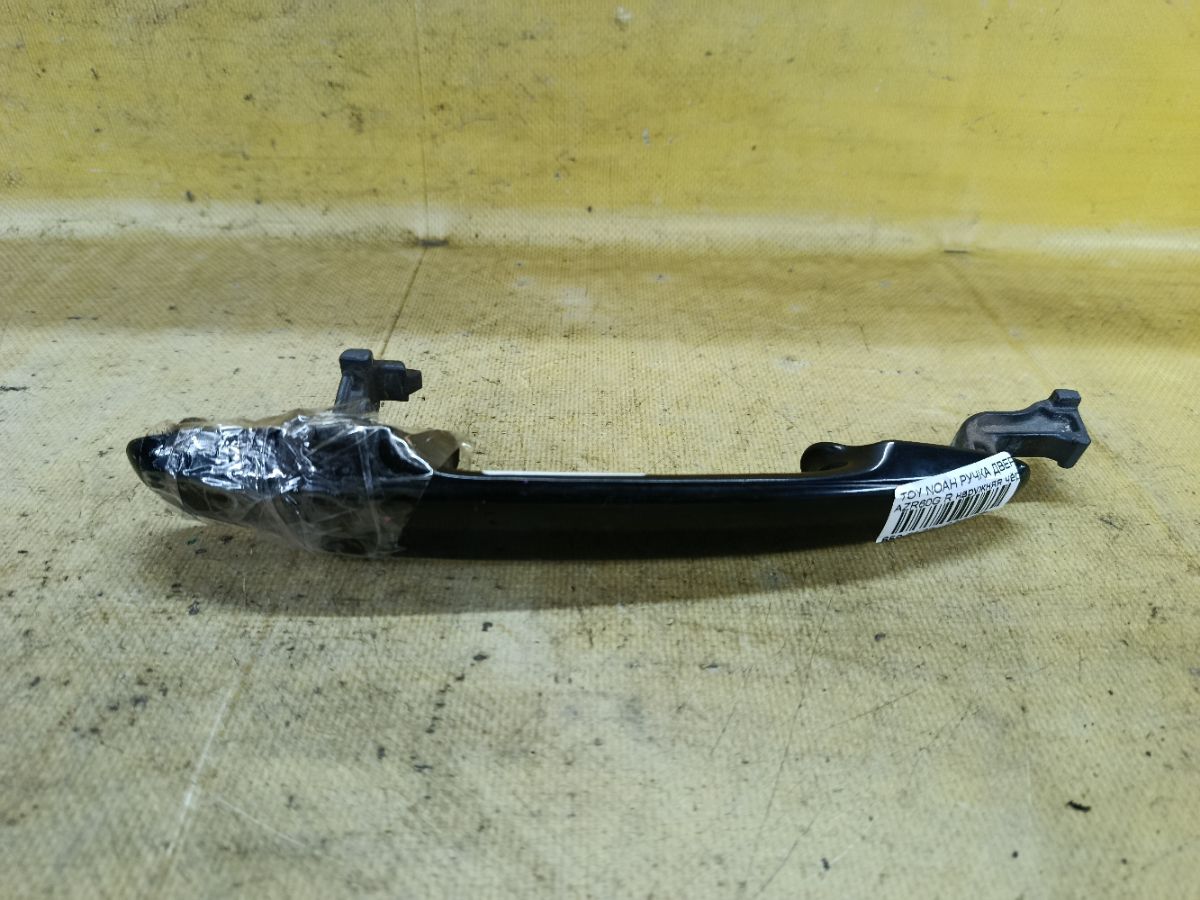Ручка двери на Toyota Noah AZR60G Фото 1