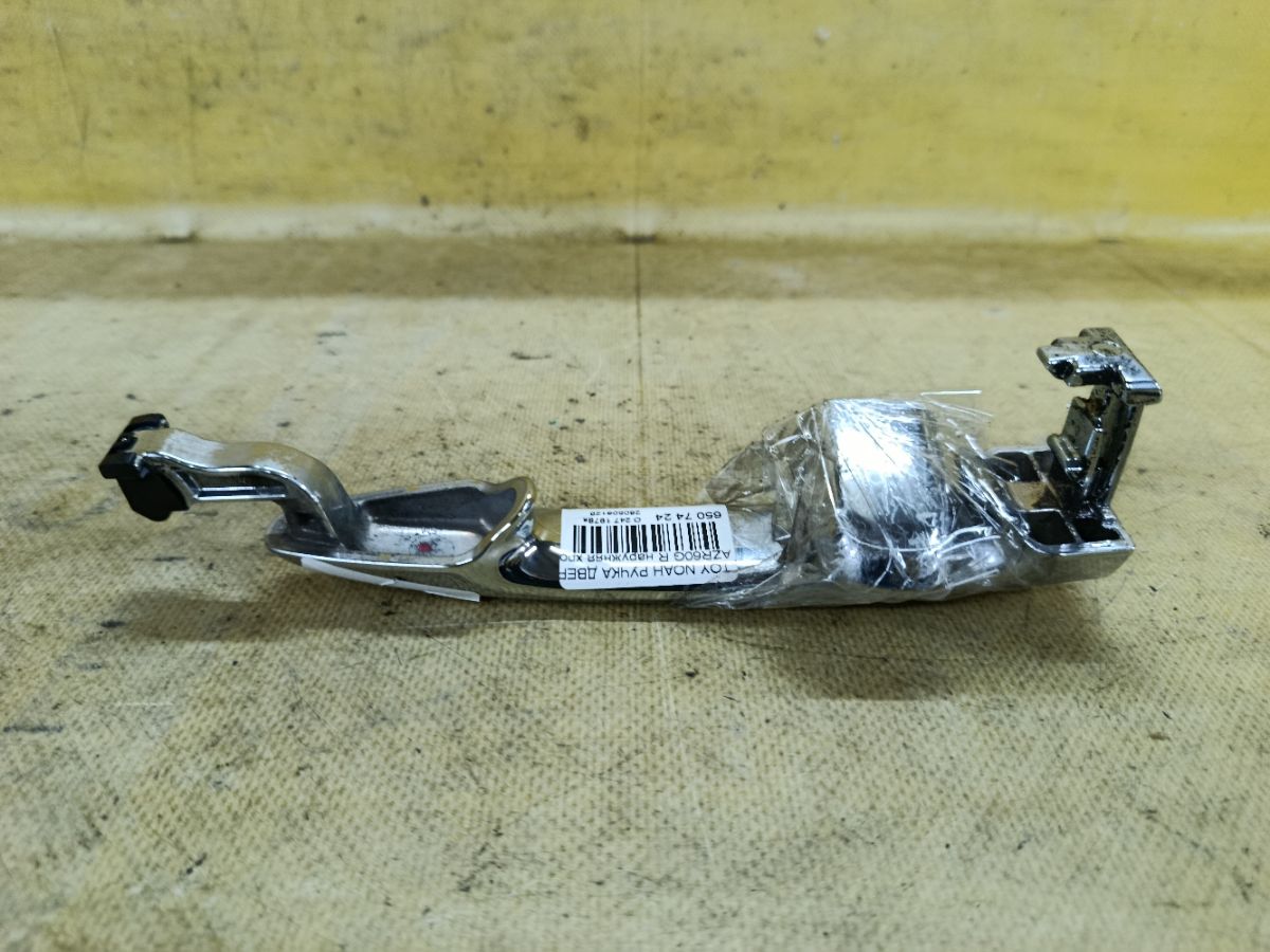 Ручка двери на Toyota Noah AZR60G Фото 1