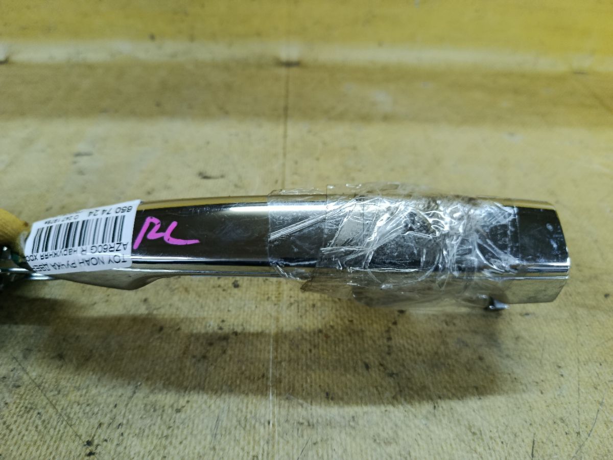 Ручка двери на Toyota Noah AZR60G Фото 2