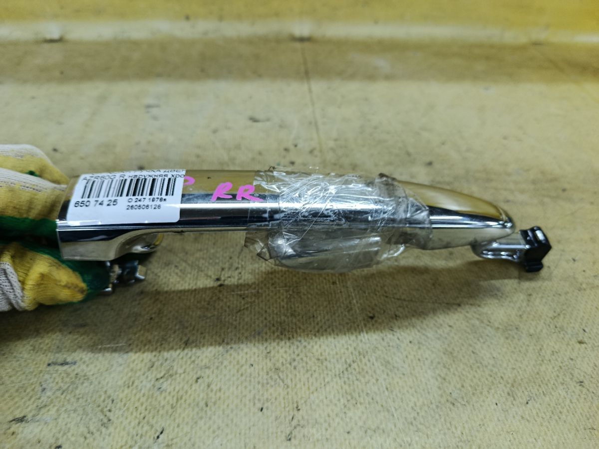 Ручка двери на Toyota Noah AZR60G Фото 2