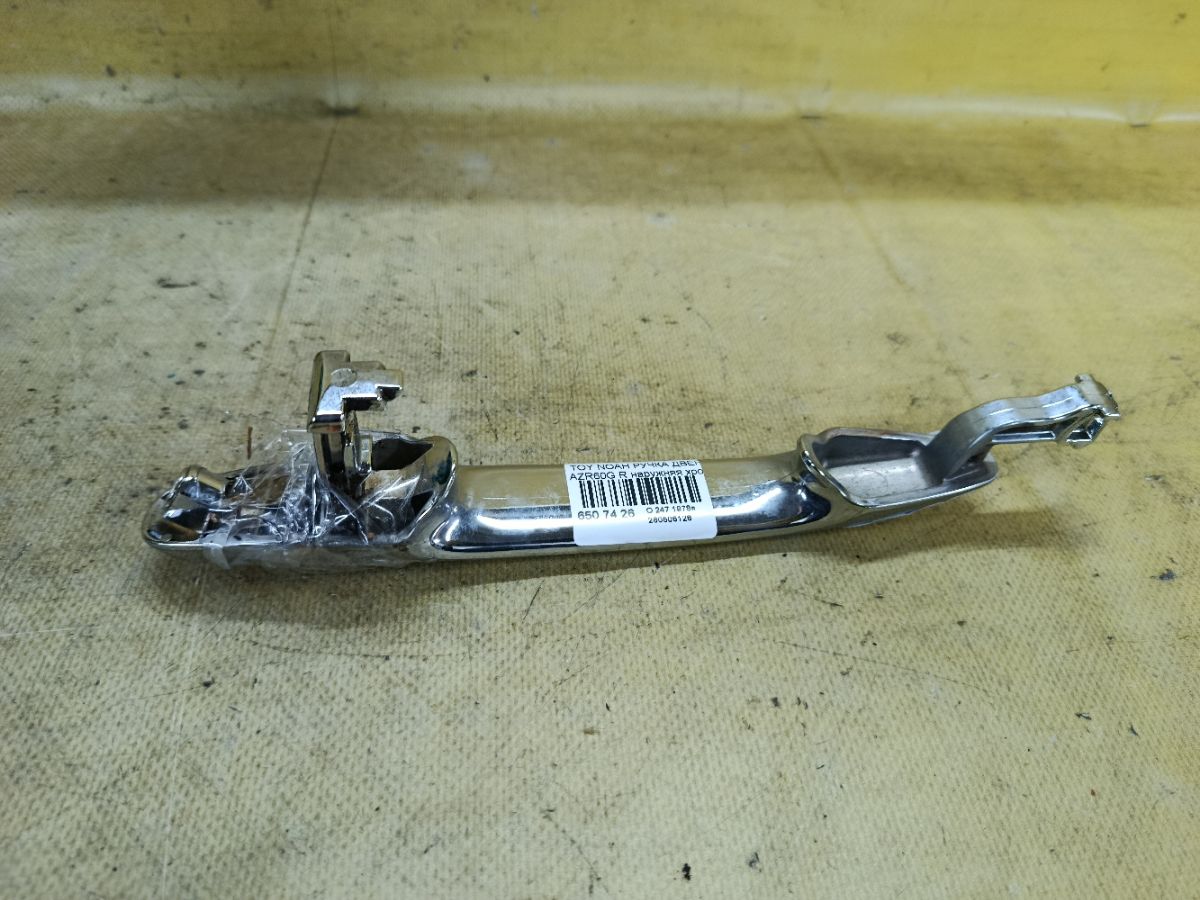 Ручка двери на Toyota Noah AZR60G Фото 1