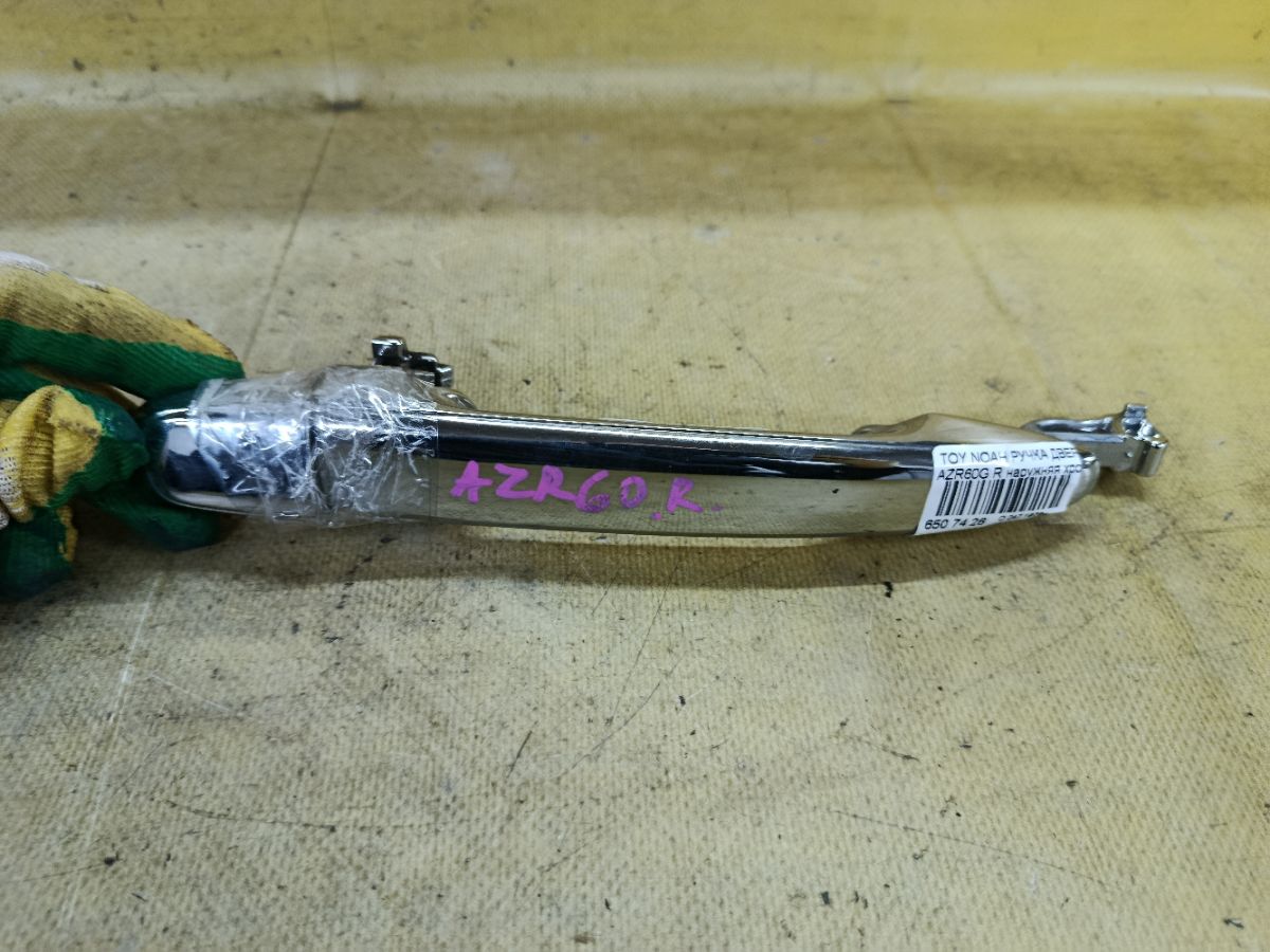 Ручка двери на Toyota Noah AZR60G Фото 2
