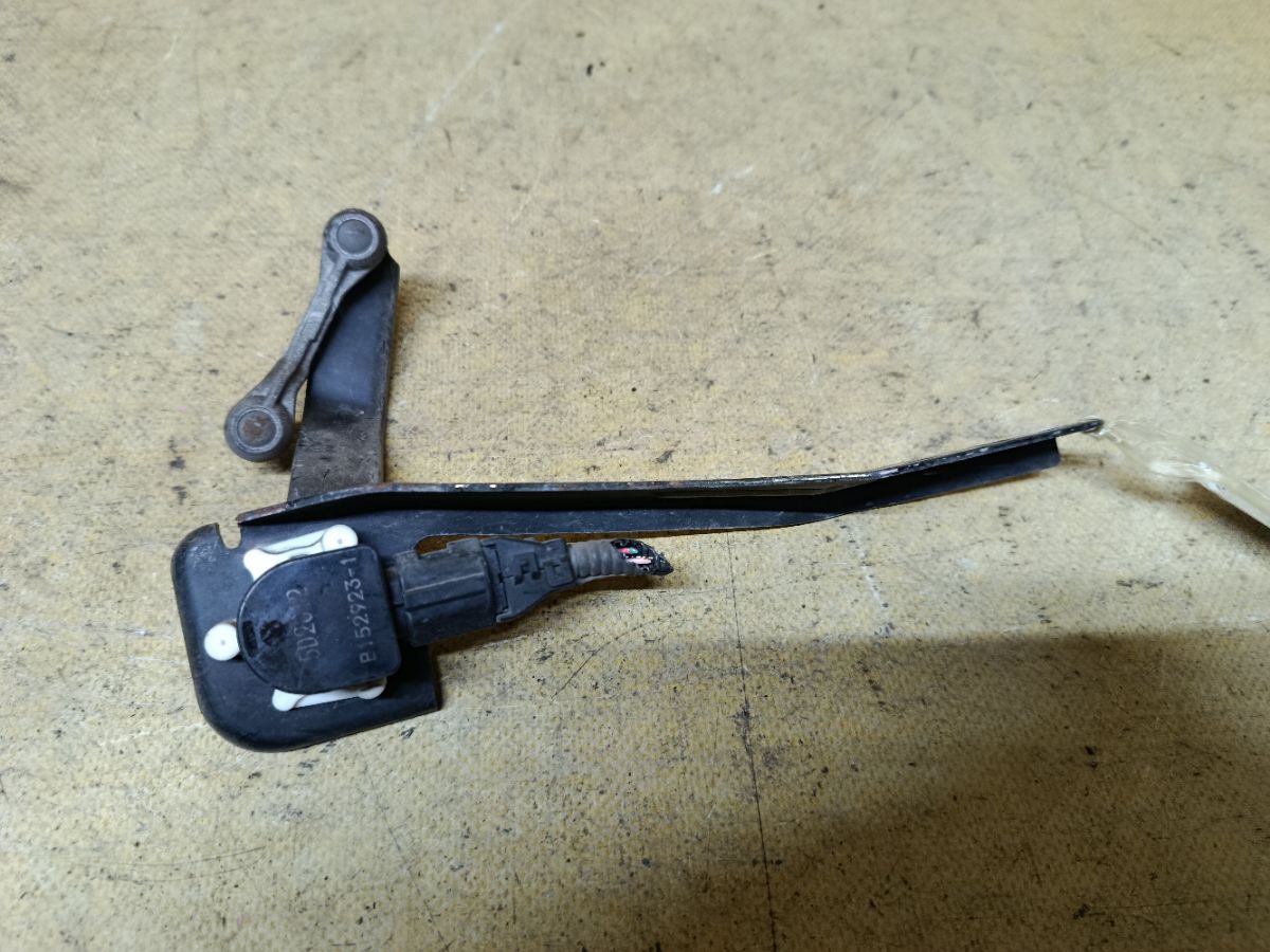 Датчик регулировки наклона фар 89407-52140 на Toyota Ractis NCP120 Фото 1