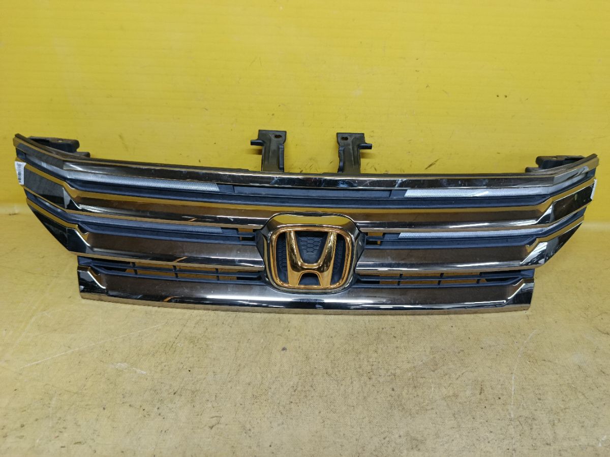 Решетка радиатора 71150-SZW-Z01-M1 на Honda Stepwgn RK5 Фото 1