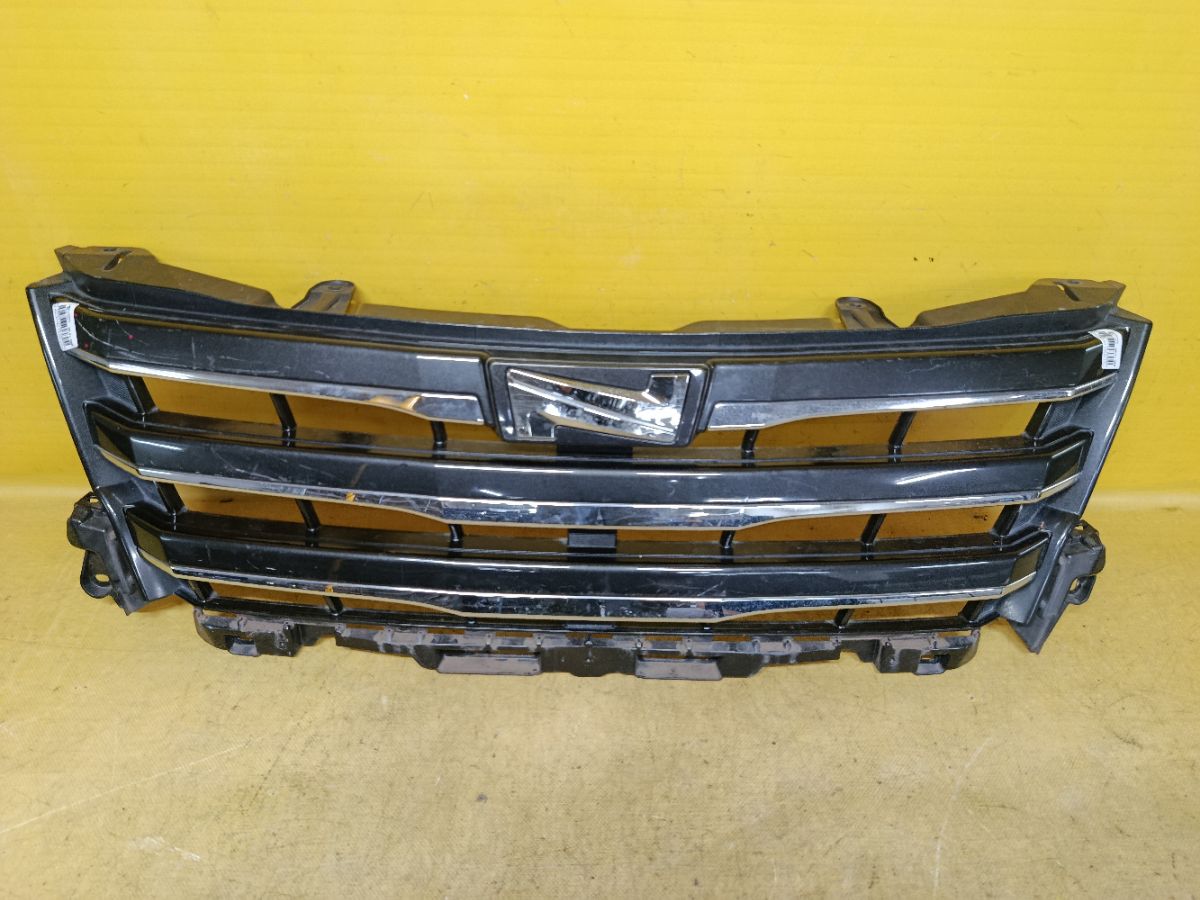 Решетка радиатора 53101-28390 на Toyota Noah ZRR80G Фото 1