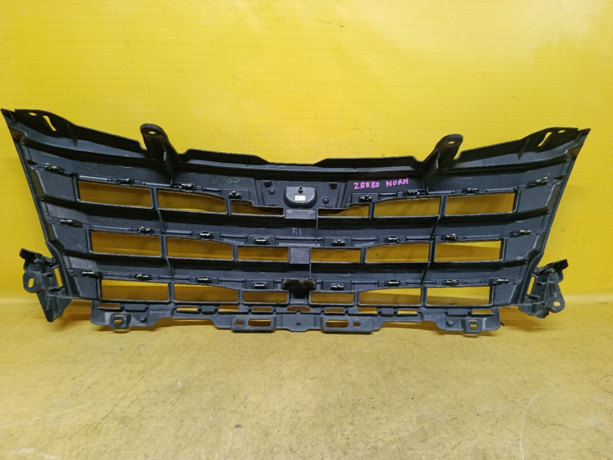 Решетка радиатора 53101-28390 на Toyota Noah ZRR80G Фото 6