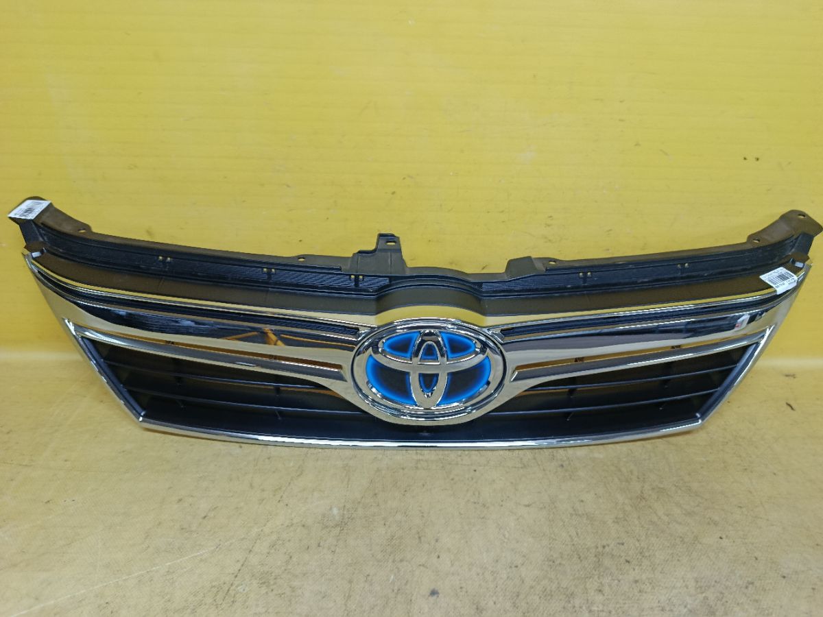 Решетка радиатора 53101-33380 на Toyota Camry AVV50 Фото 1