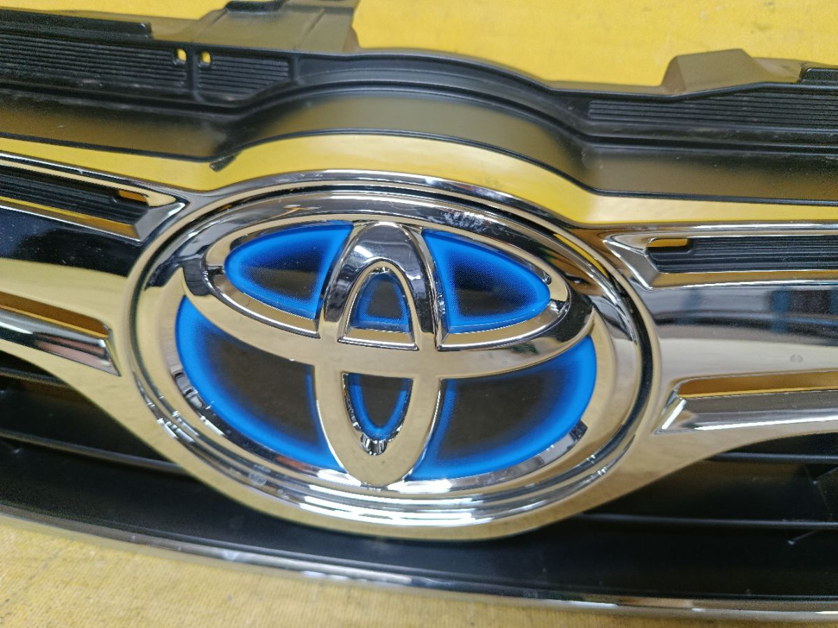 Решетка радиатора 53101-33380 на Toyota Camry AVV50 Фото 4