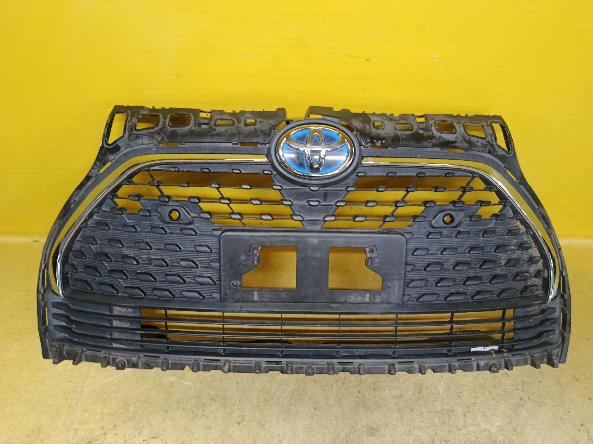 Решетка радиатора 53101-52670 на Toyota Sienta NHP170 Фото 1