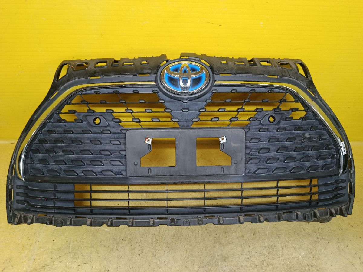 Решетка радиатора 53101-52670 на Toyota Sienta NHP170 Фото 1