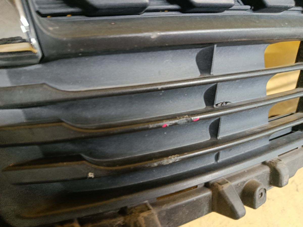 Решетка радиатора 53101-52670 на Toyota Sienta NHP170 Фото 3