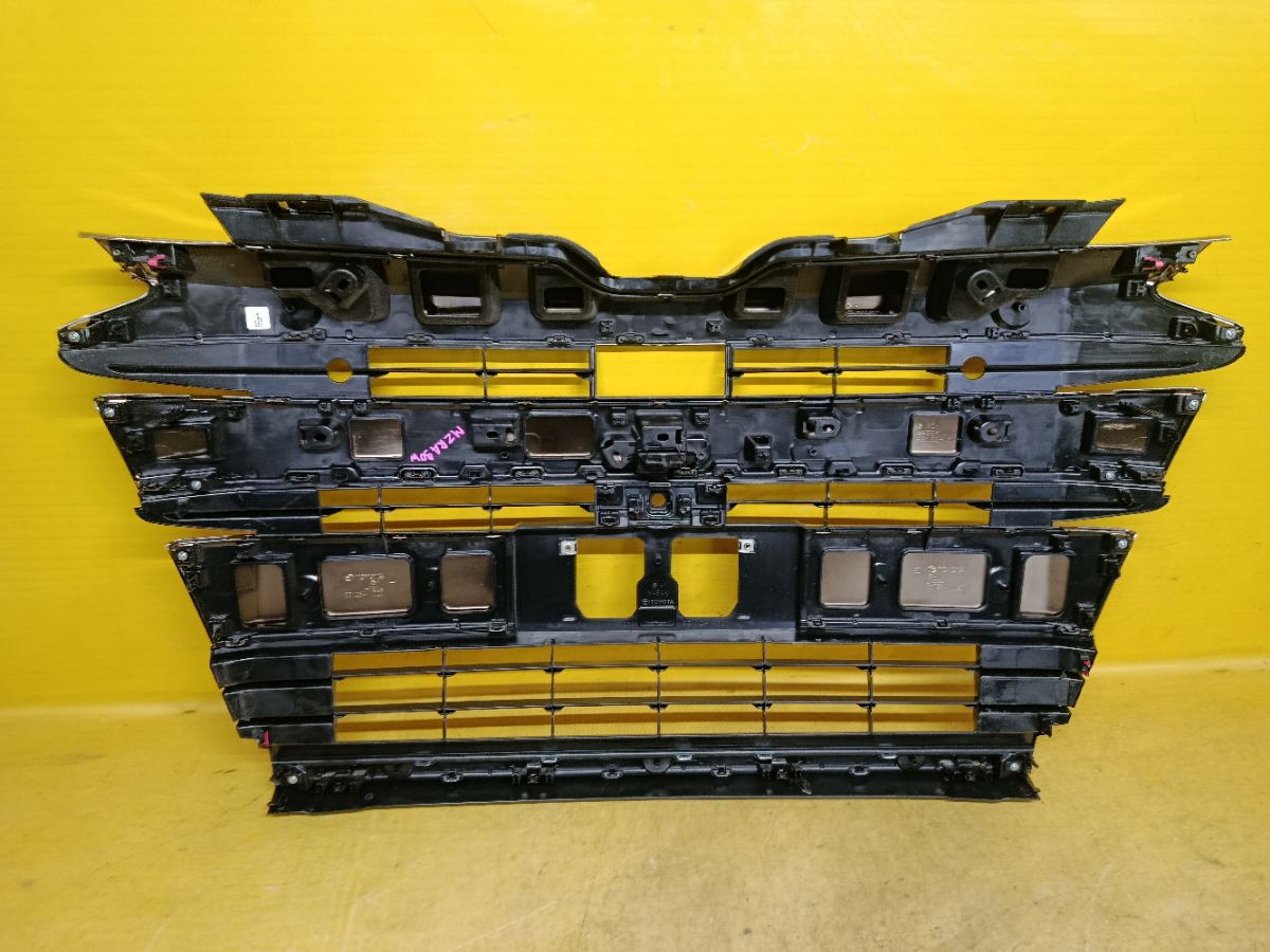 Решетка радиатора 53111-V1020, 53101-V1020 на Toyota Noah ZWR90W Фото 7