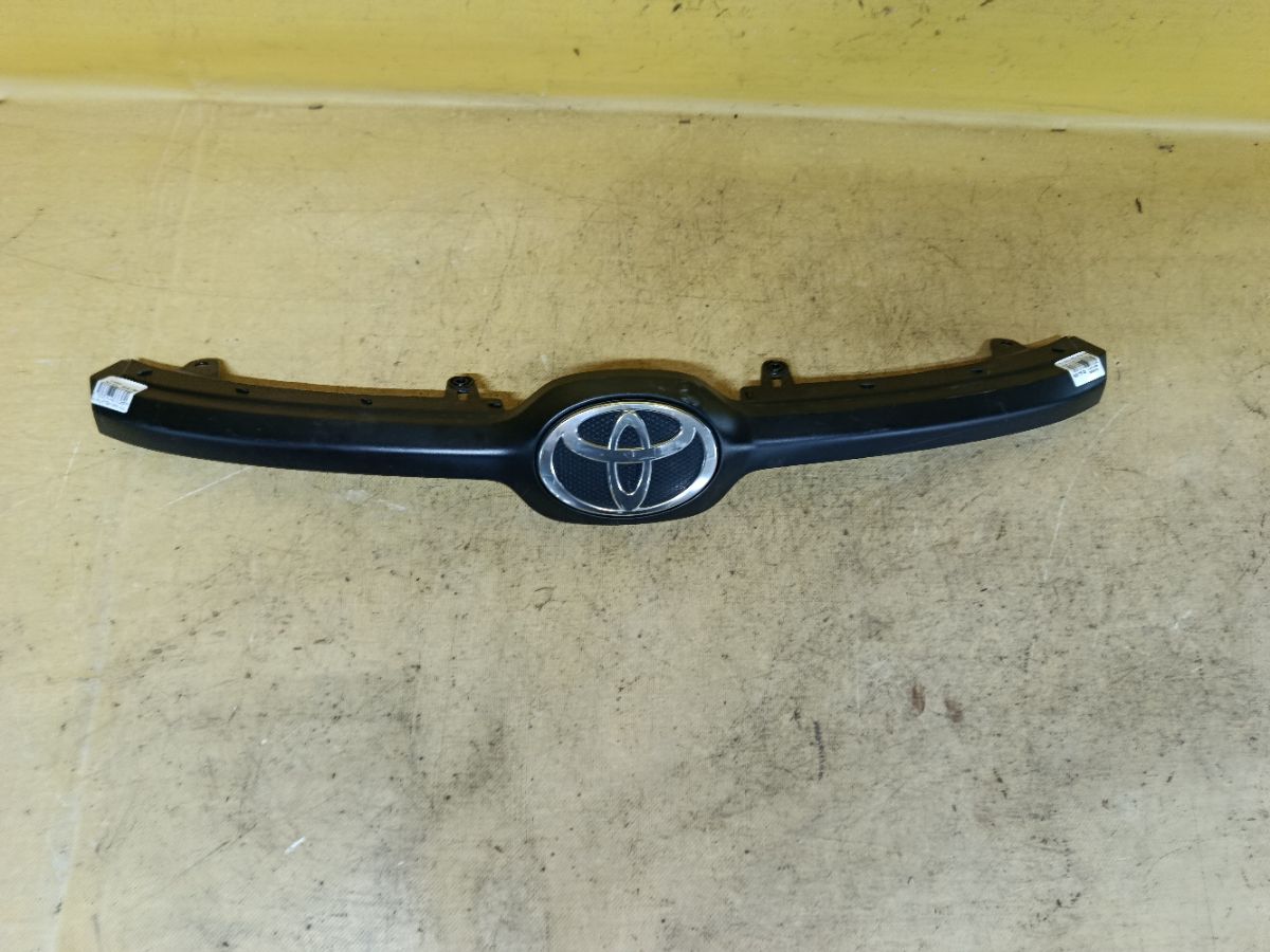Решетка радиатора 53114-52200, 53105-52010 на Toyota Sienta MXPC10 Фото 1
