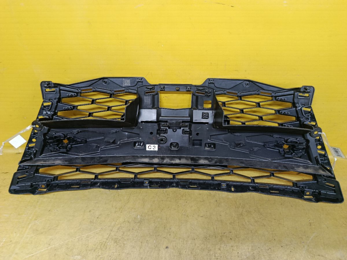 Решетка радиатора 53155-52220, 53101-52C30 на Lexus Lbx MAYH10 Фото 5