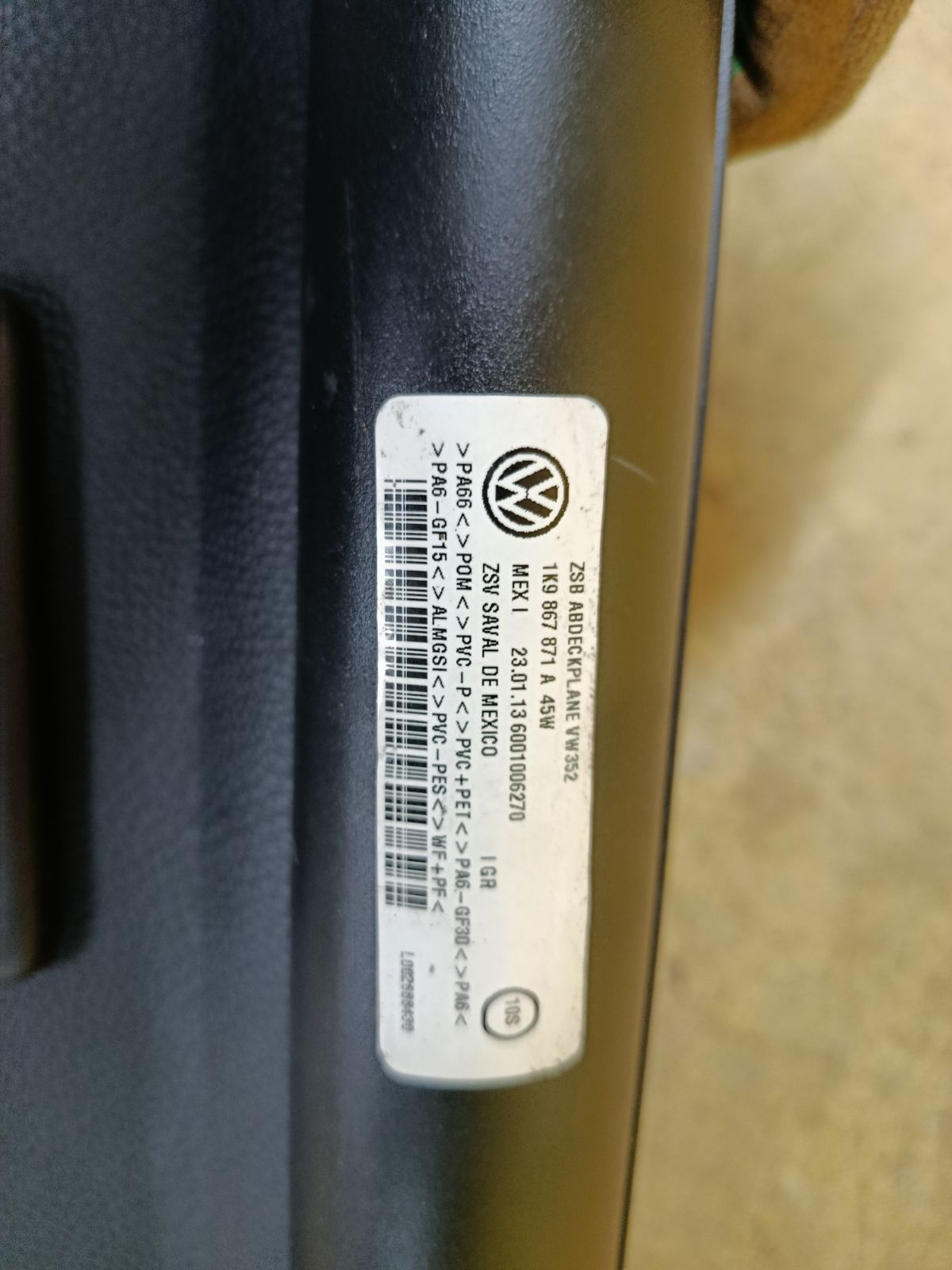 Шторка багажника 1K9867871A на Volkswagen Golf V 1K Фото 3