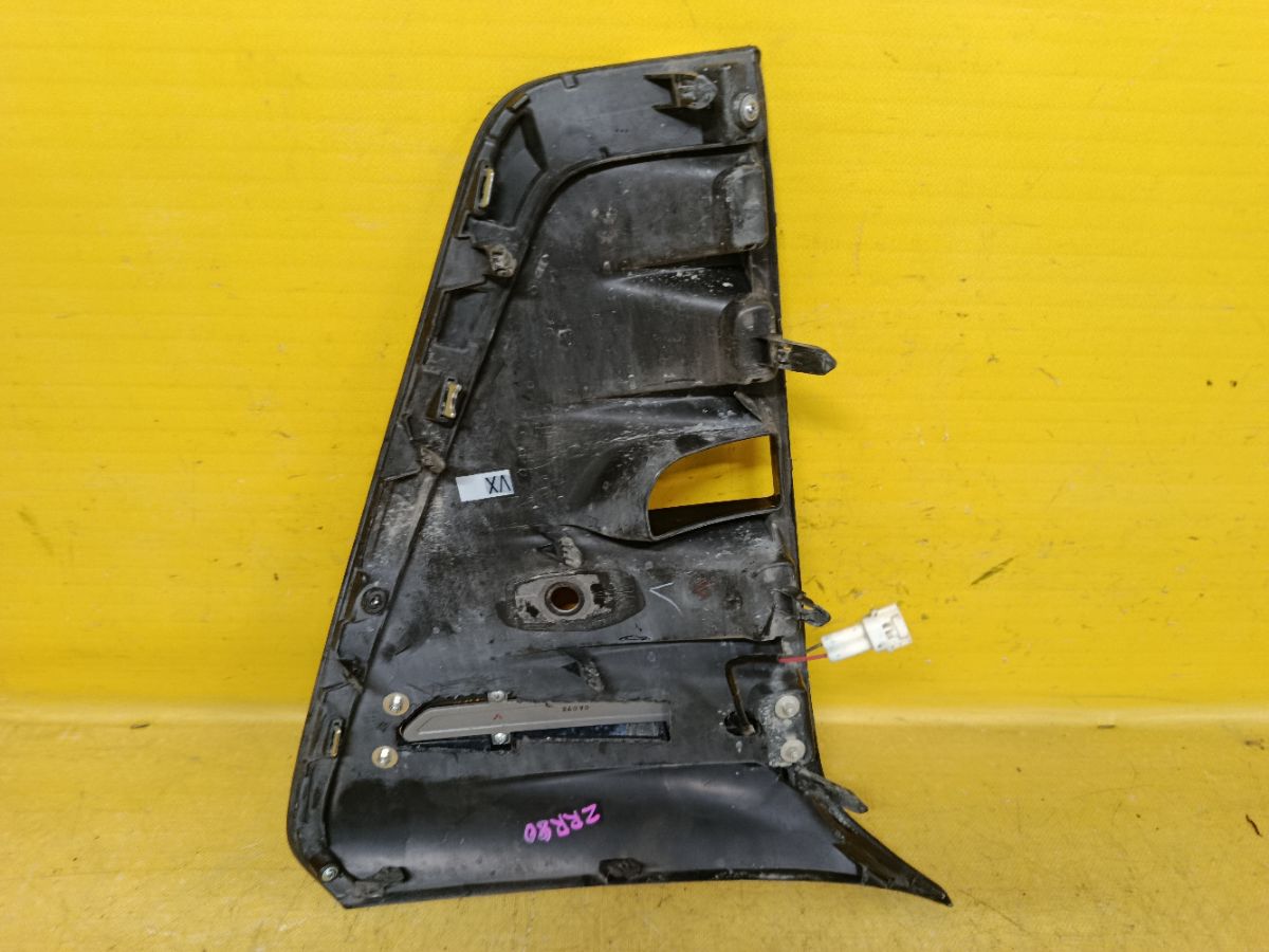 Заглушка в бампер 52040-28140/60, 52128-28600/20 на Toyota Voxy ZWR80G Фото 5
