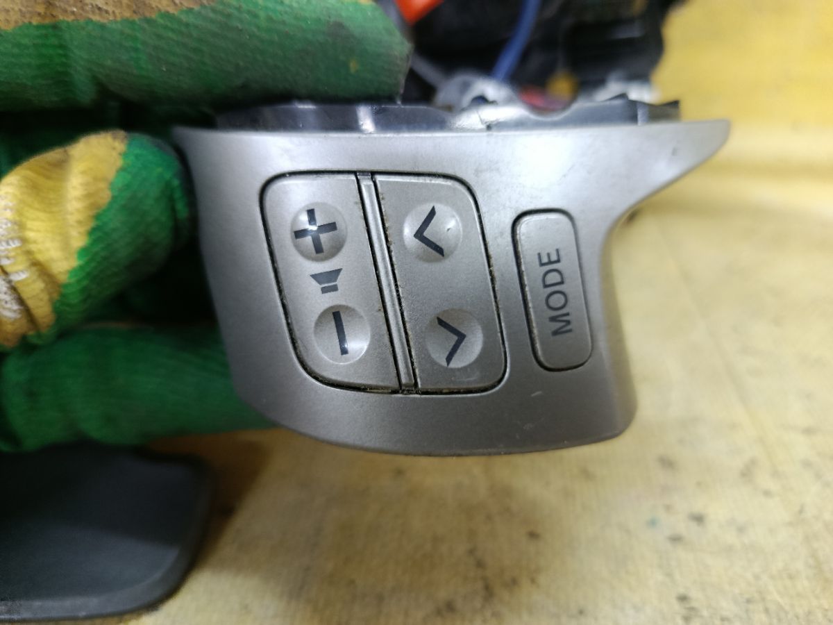 Переключатель поворотов 89245-52030 на Toyota Voxy ZRR70G Фото 2