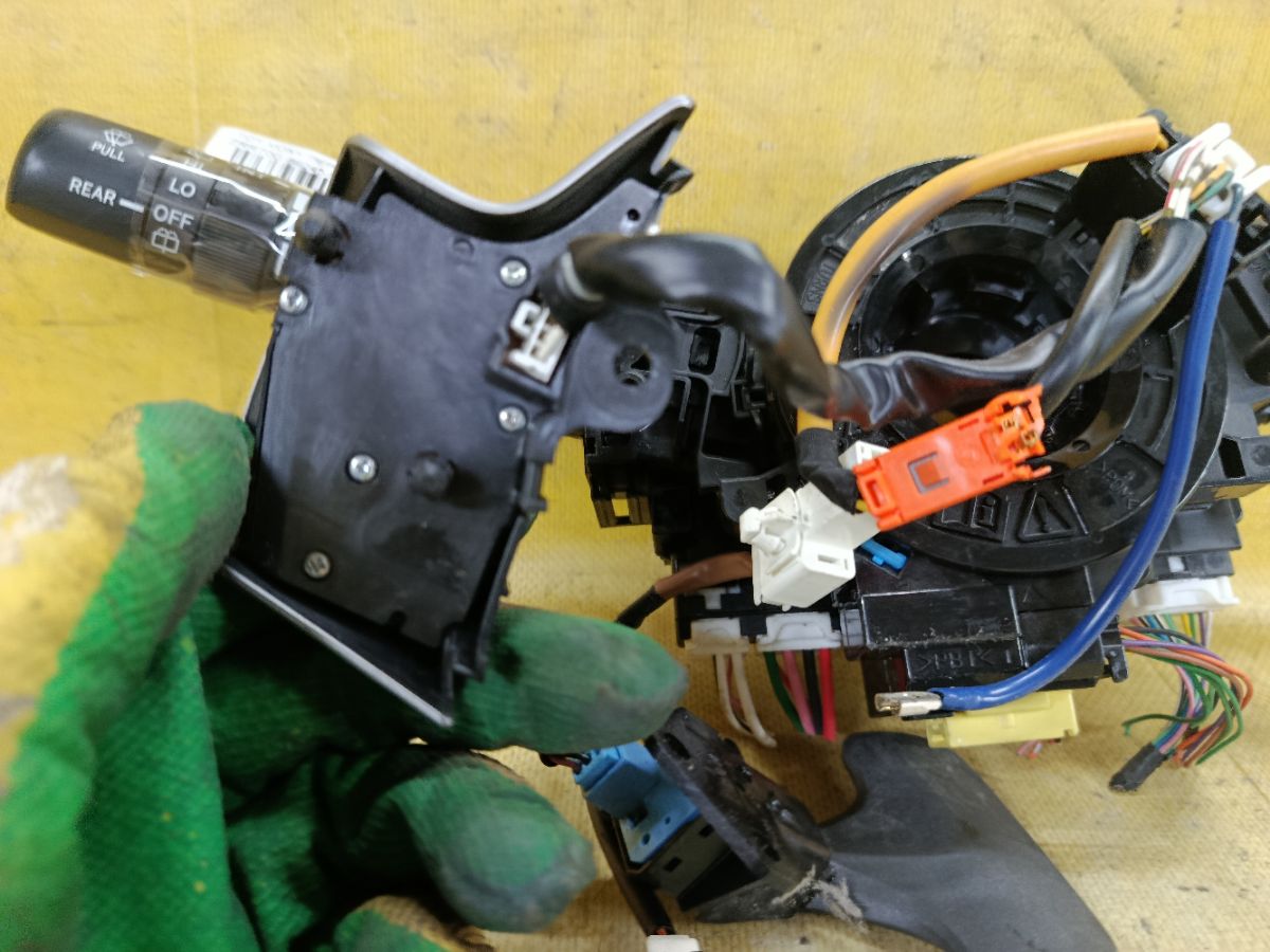 Переключатель поворотов 89245-52030 на Toyota Voxy ZRR70G Фото 3