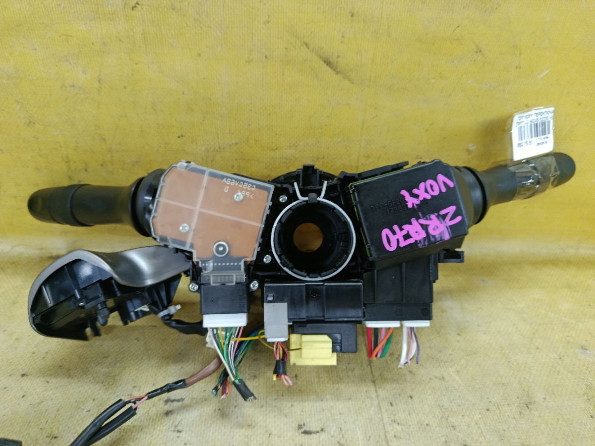 Переключатель поворотов 89245-52030 на Toyota Voxy ZRR70G Фото 6
