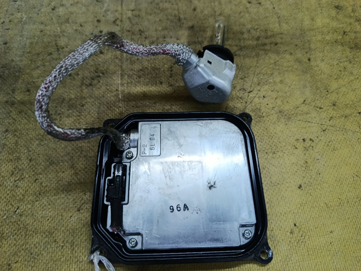 Блок розжига ксенона 85967-20010 на Toyota Noah ZRR70G Фото 2