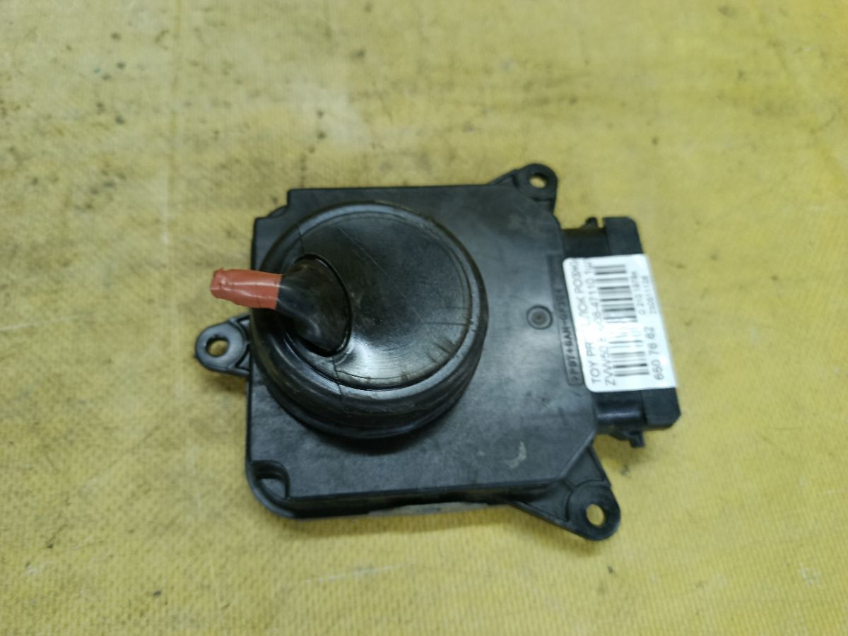 Блок розжига ксенона 89908-47110 на Toyota Prius ZVW50 Фото 1