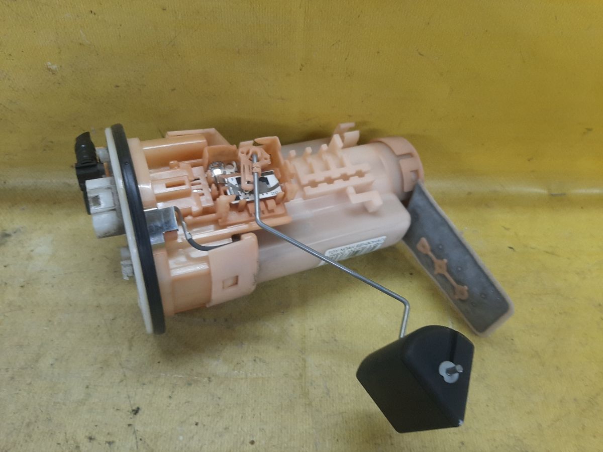 Бензонасос на Toyota Noah AZR60G 1AZ-FSE Фото 1
