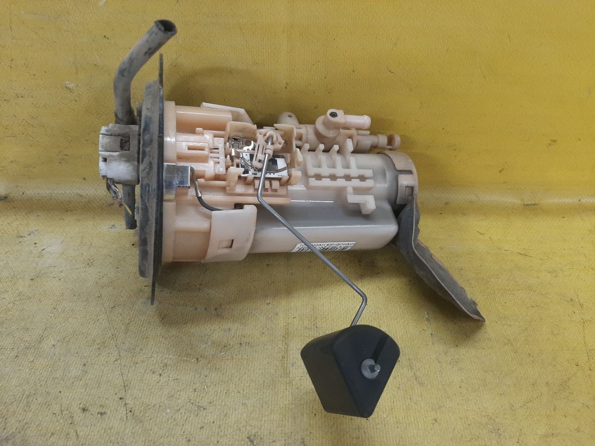 Бензонасос на Toyota Noah AZR65G 1AZ-FSE Фото 1