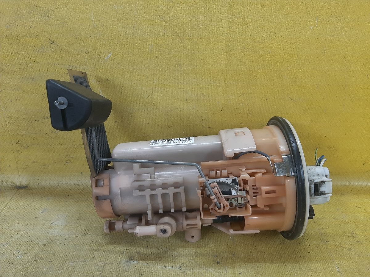 Бензонасос на Toyota Noah AZR65G 1AZ-FSE Фото 1