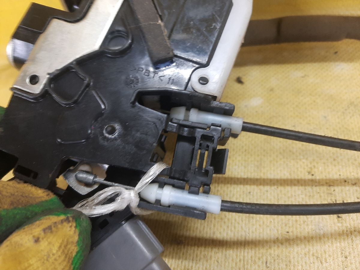 Замок двери на Nissan Note E11 Фото 4