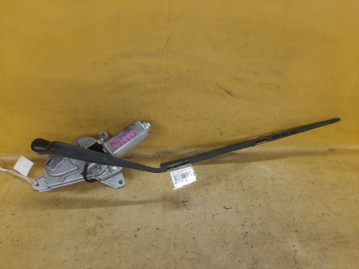 Мотор привода дворников 85130-52020 на Toyota Funcargo NCP20 Фото 1