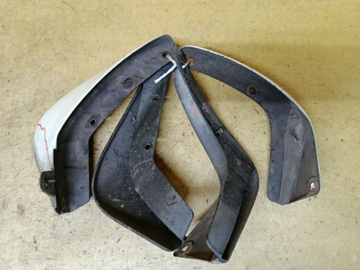 Брызговик на Nissan March K13 Фото 4
