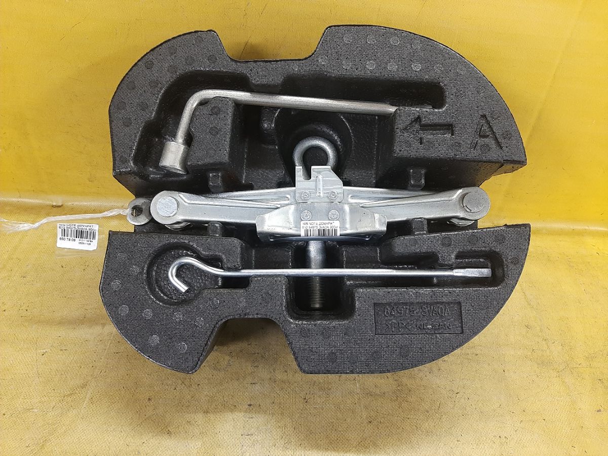 Домкрат 84975-3VA0A на Nissan Note E12 Фото 1