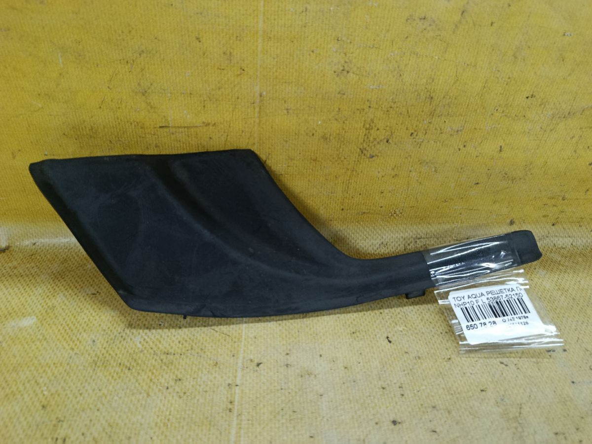 Решетка под лобовое стекло 53867-52150 на Toyota Aqua NHP10 Фото 1