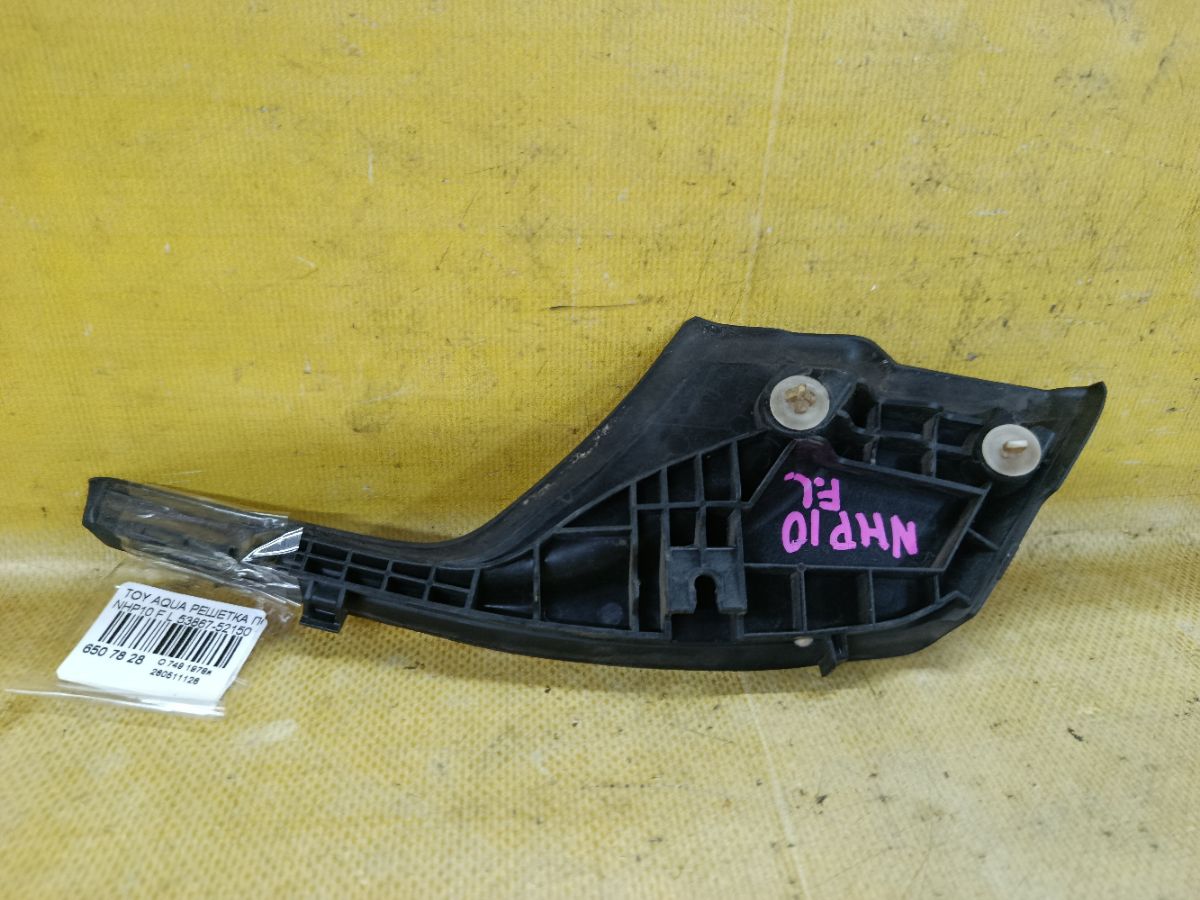 Решетка под лобовое стекло 53867-52150 на Toyota Aqua NHP10 Фото 3