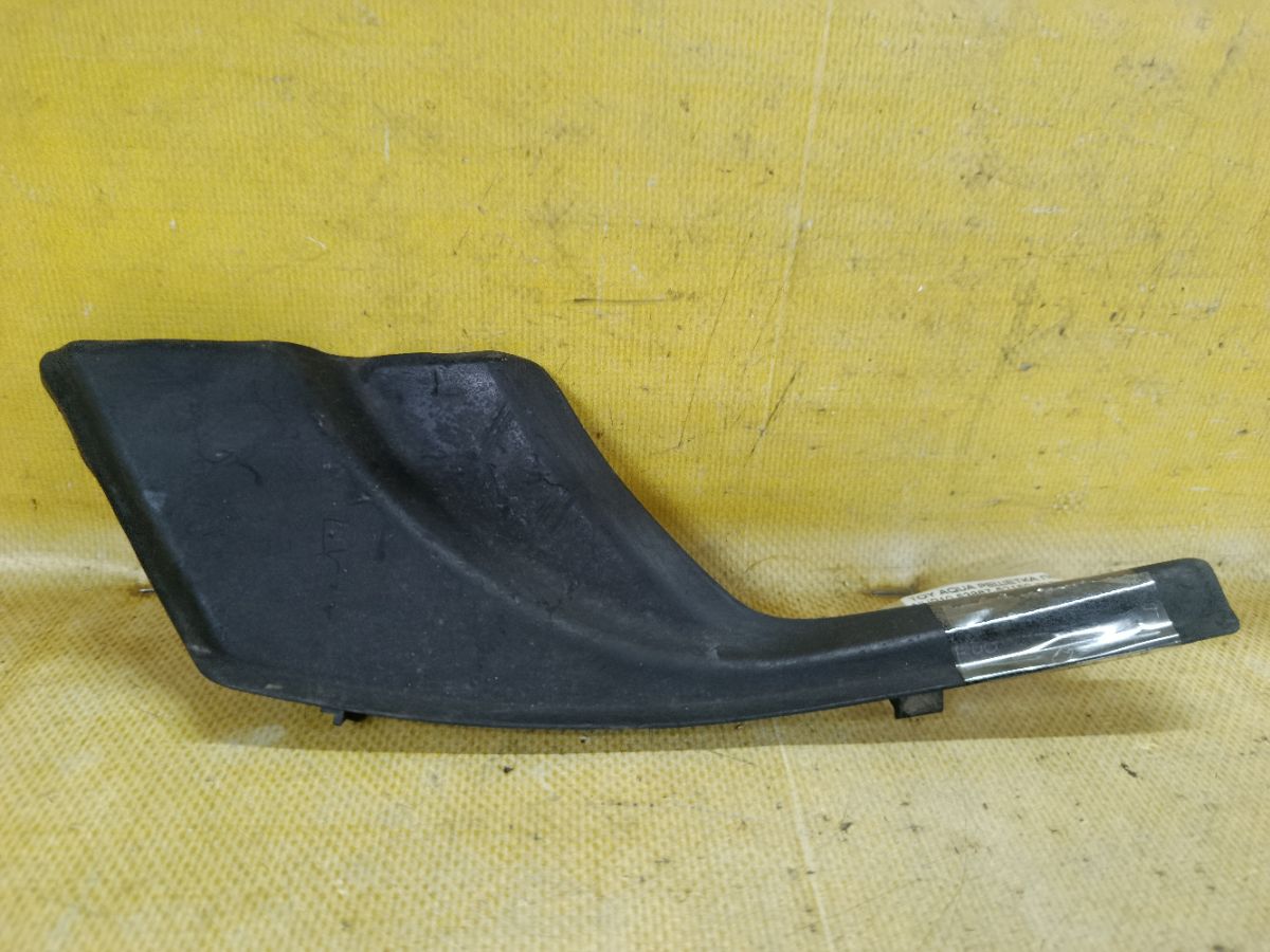 Решетка под лобовое стекло 53867-52150 на Toyota Aqua NHP10 Фото 1