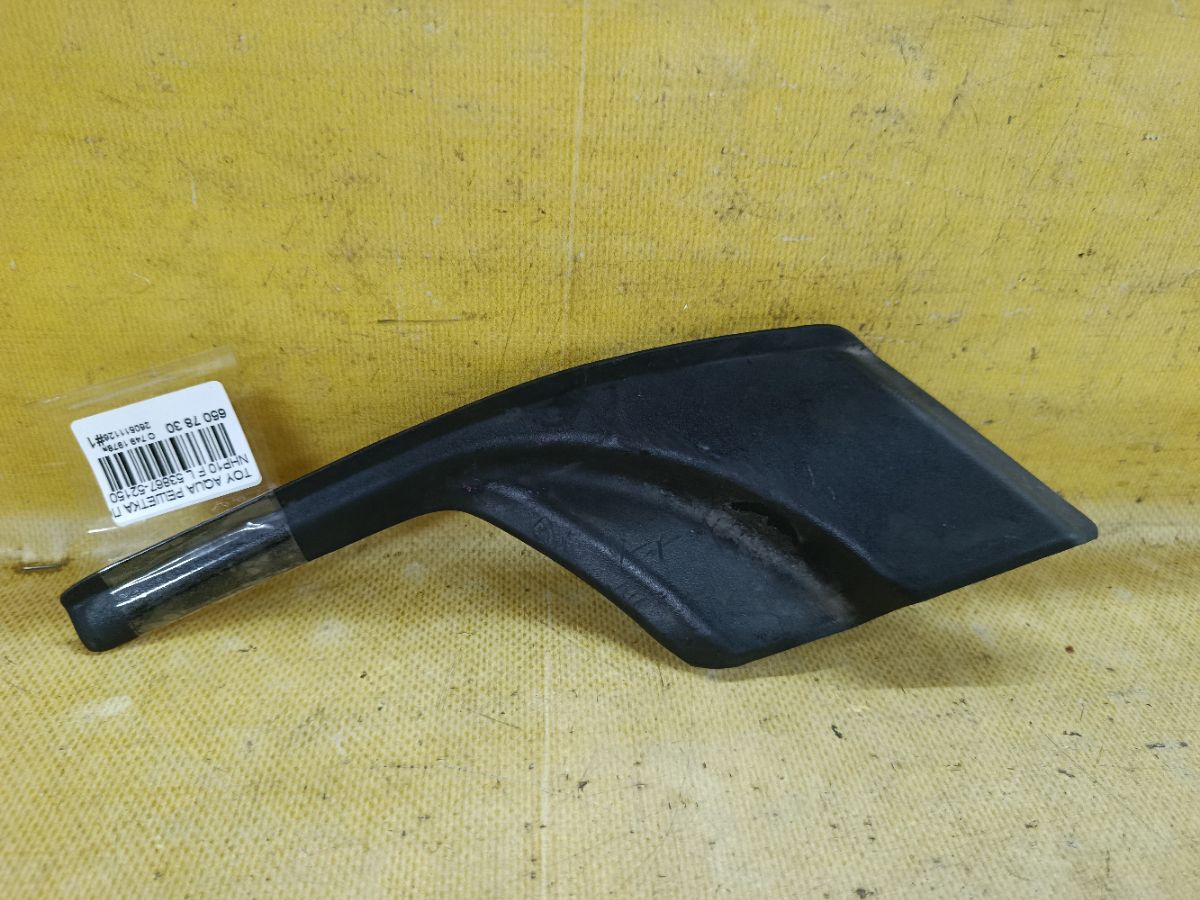 Решетка под лобовое стекло 53867-52150 на Toyota Aqua NHP10 Фото 1