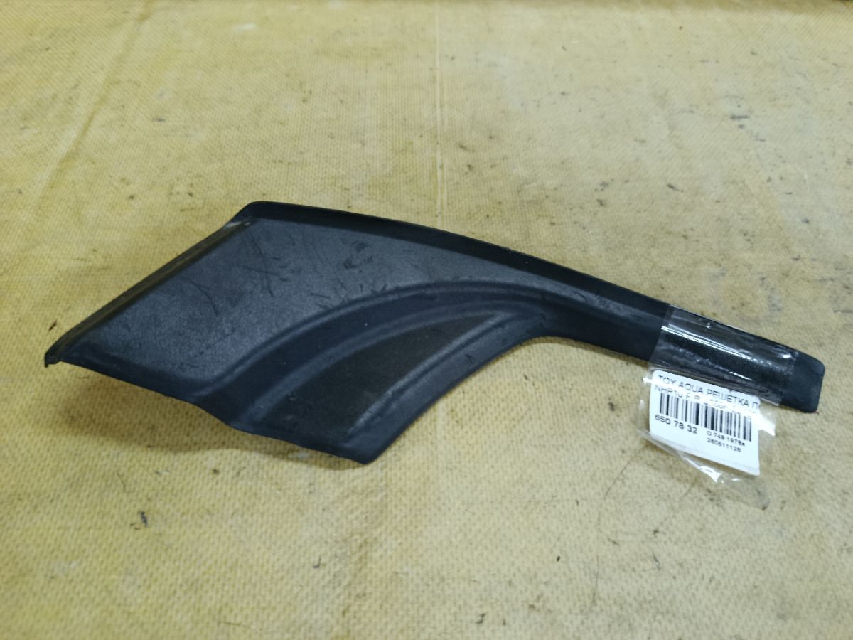 Решетка под лобовое стекло 53866-52100 на Toyota Aqua NHP10 Фото 1
