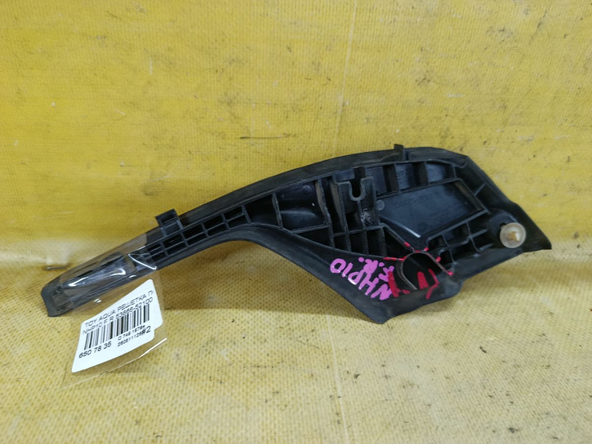 Решетка под лобовое стекло 53866-52100 на Toyota Aqua NHP10 Фото 3
