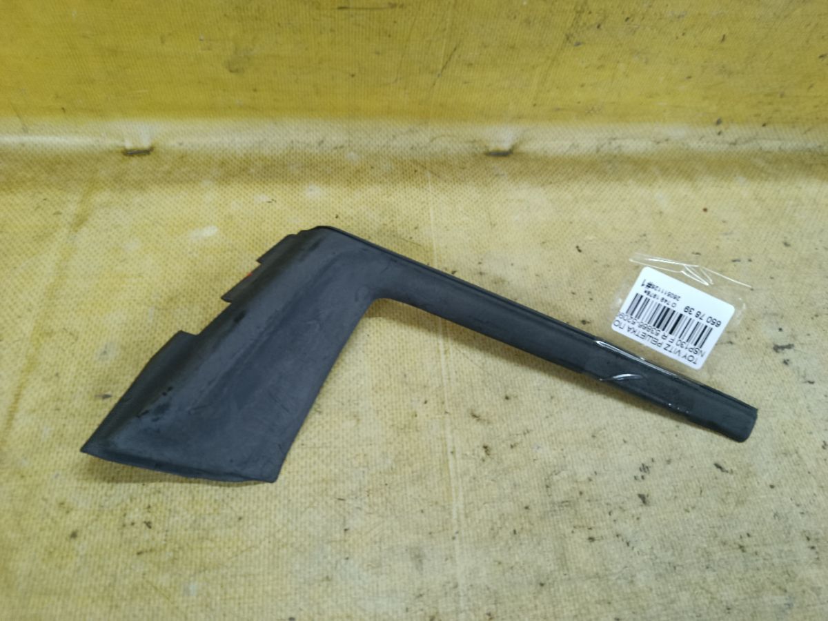 Решетка под лобовое стекло 53866-52090 на Toyota Vitz NSP130 Фото 1