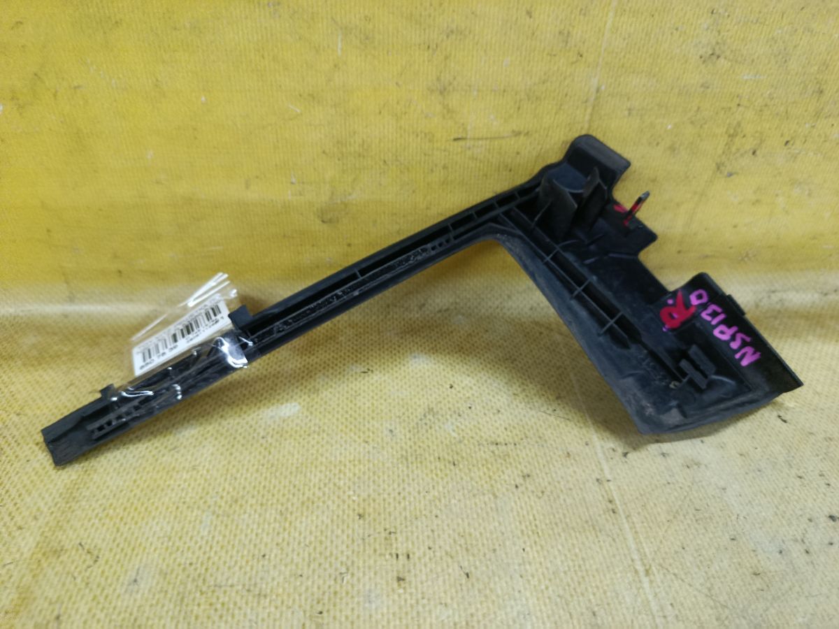 Решетка под лобовое стекло 53866-52090 на Toyota Vitz NSP130 Фото 3