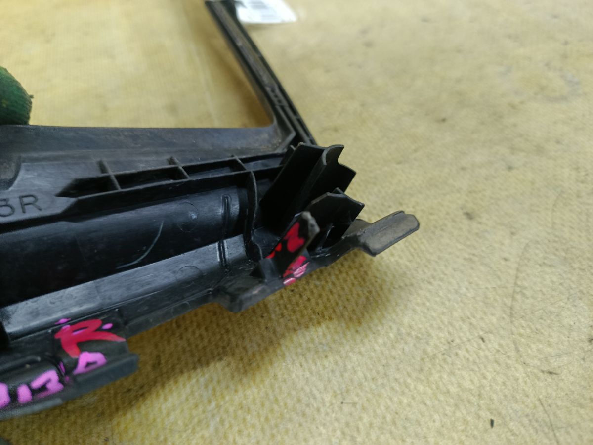 Решетка под лобовое стекло 53866-52090 на Toyota Vitz NSP130 Фото 4