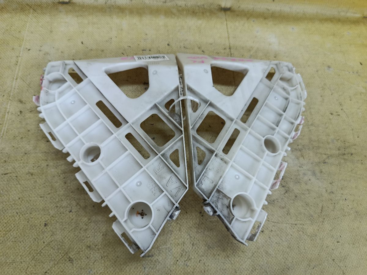 Крепление бампера 52115-28210, 52116-28210 на Toyota Voxy ZRR70G Фото 1