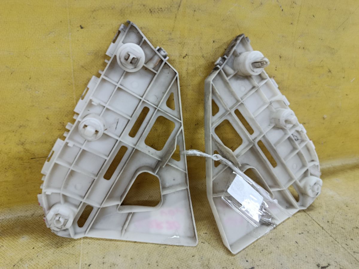 Крепление бампера 52115-28210, 52116-28210 на Toyota Voxy ZRR70G Фото 4