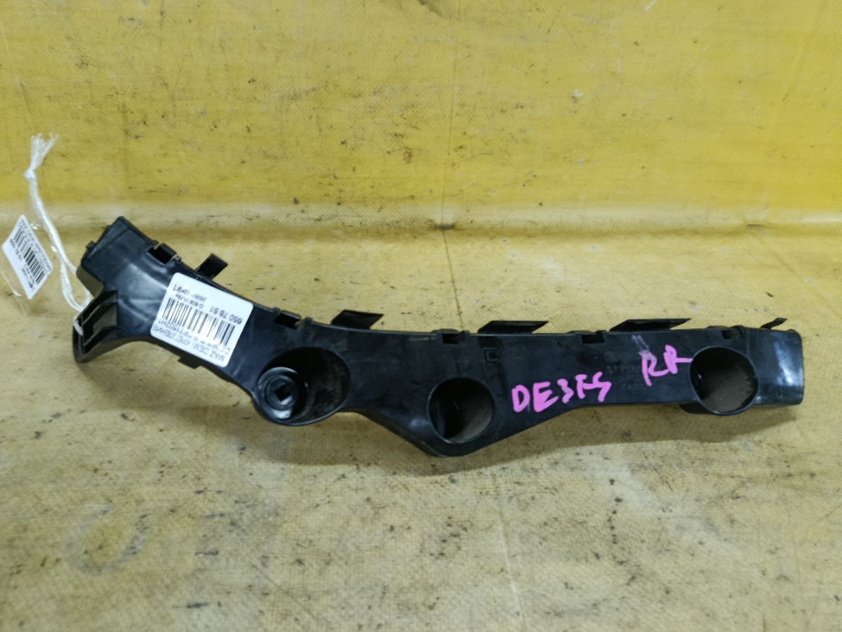 Крепление бампера DF71502H1 на Mazda Demio DE3FS Фото 1