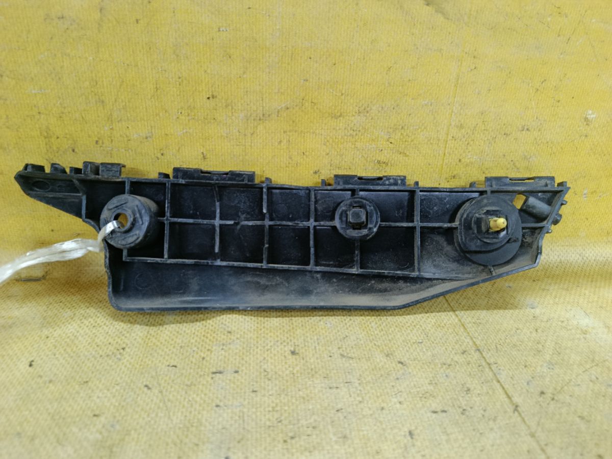 Крепление бампера 52115-68030, 52115-68031 на Toyota Wish ZGE20G Фото 1